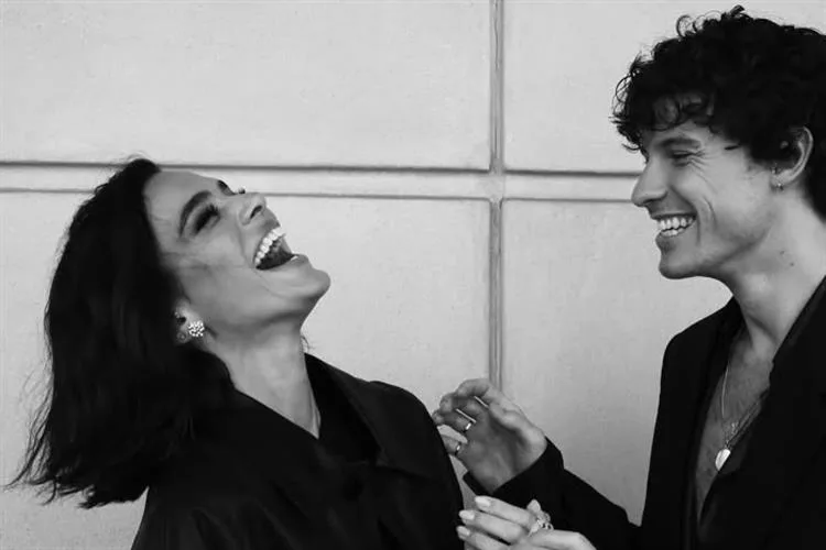 Bruna Marquezine e Shawn Mendes trocam beijos em Milão