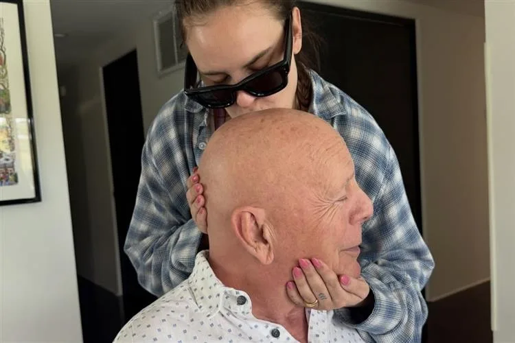 Tallulah Willis compartilha registro raro ao lado do pai, Bruce Willis
