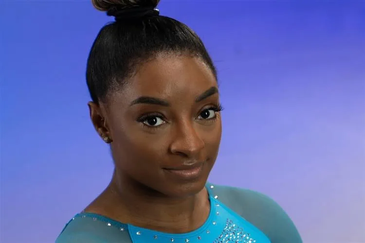 Simone Biles revela diagnóstico de doenças crônicas após sofrer com coceira e sangramento