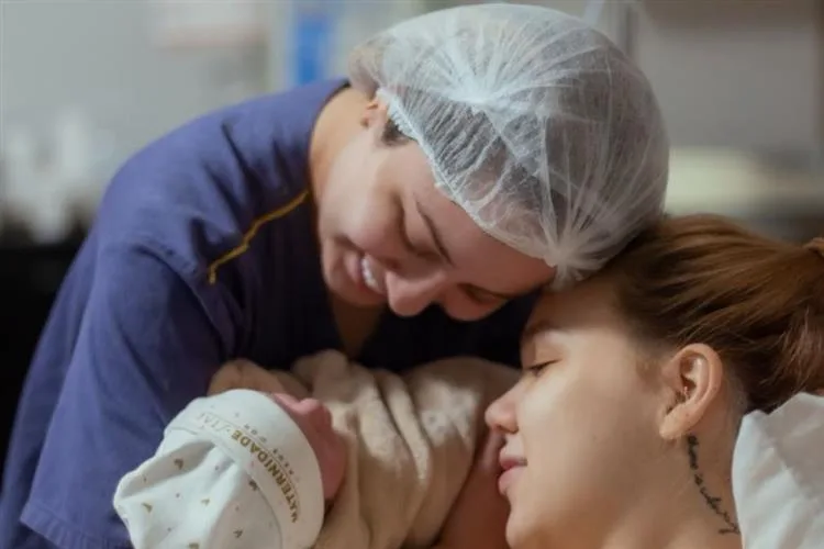 Nasce Isabela, primeira filha de Mari Fernandez e Júlia Ribeiro