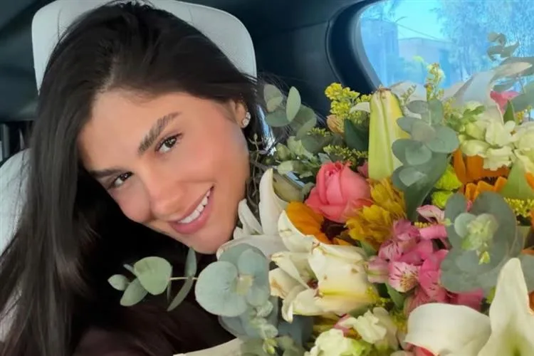 Ingra Soares revela que buquê anônimo foi enviado por Zé Vaqueiro