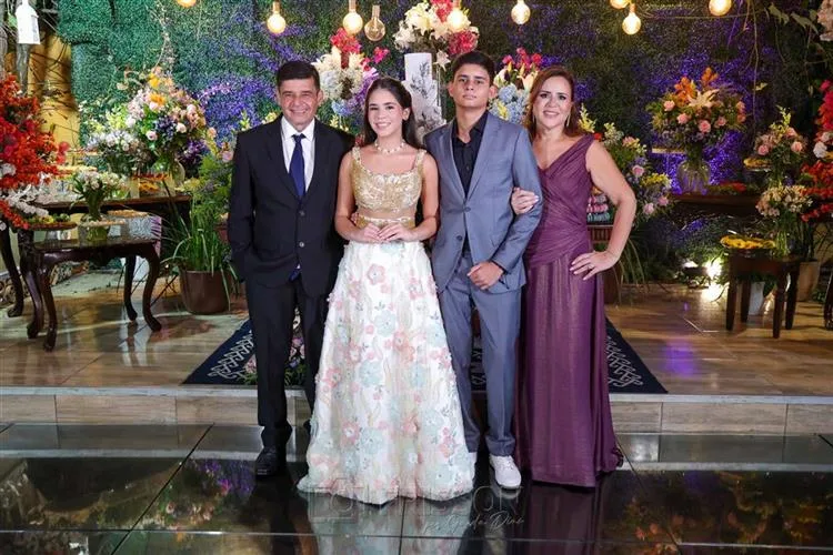Janaína Firmino e Pedro Carlos Martins celebram os 15 anos de Cecília e Artur Firmino