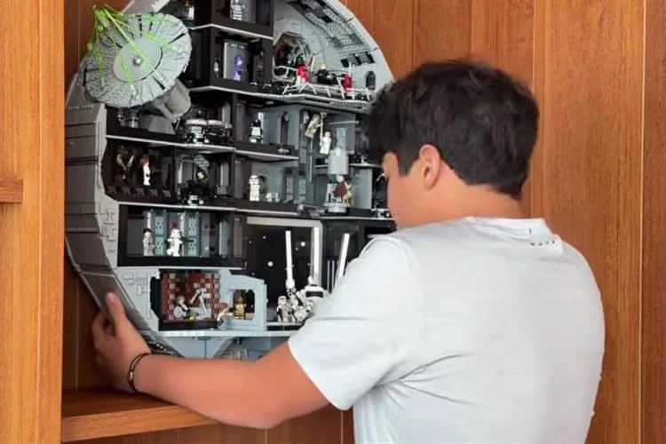 Mileide Mihaile mostra filho Yhudy com LEGO Millennium Falcon gigante