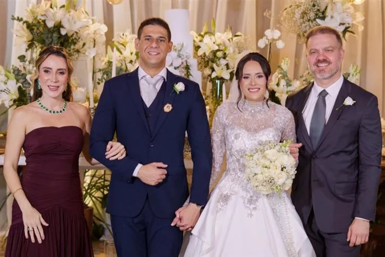 Fabricia Ramos e Igor Fragoso sobem ao altar e dizem o "sim" eterno