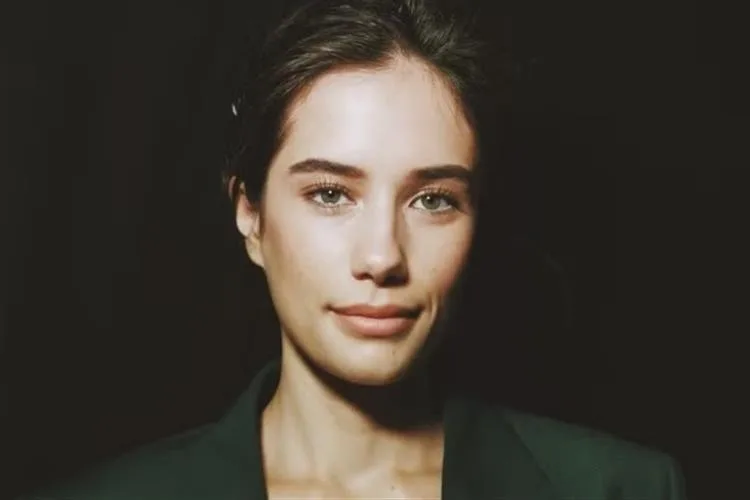 Ella Bleu, filha de John Travolta, causa frisson na Paris Fashion Week