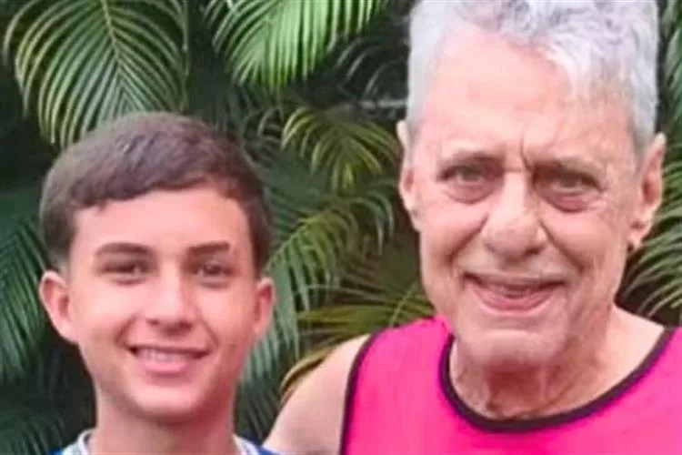 Mulher se emociona ao descobrir que filho joga bola com Chico Buarque