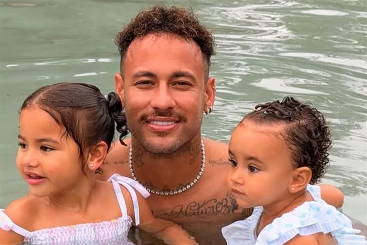 Neymar celebra Dia das Crianças com as filhas Mavie e Mel em mansão no Rio