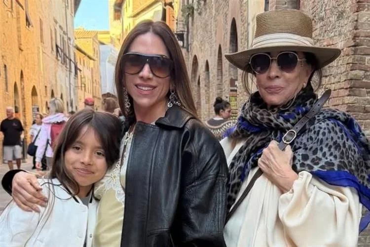 Patricia Abravanel viaja com filhos e falta da aliança chama atenção