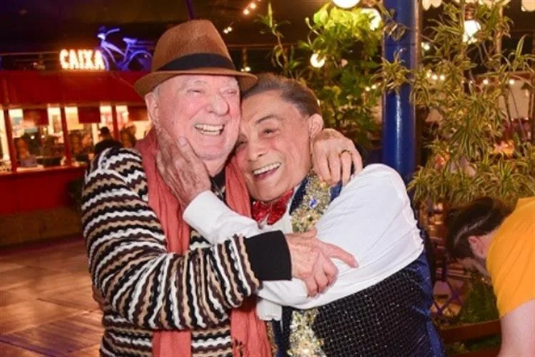 Dedé Santana celebra 90 anos e recebe carinho de Raul Gil