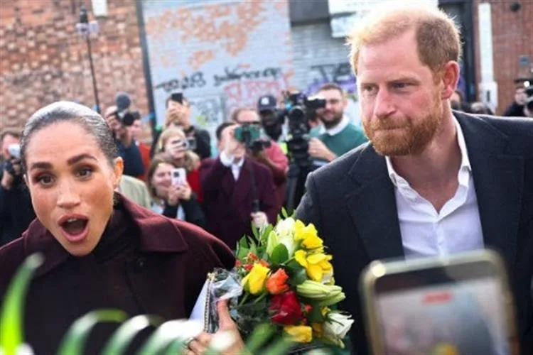 Príncipe Harry e Meghan aparecem juntos pela primeira vez após retorno ao Reino Unido