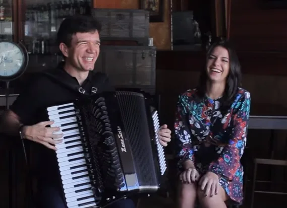 Isabela Serpa grava clipe com Waldonys