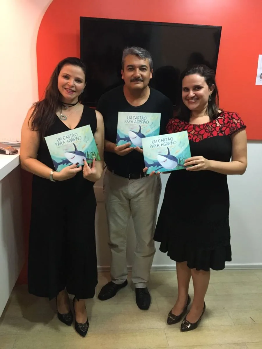 Carlos Velázquez autografa livro no Vida Infantil