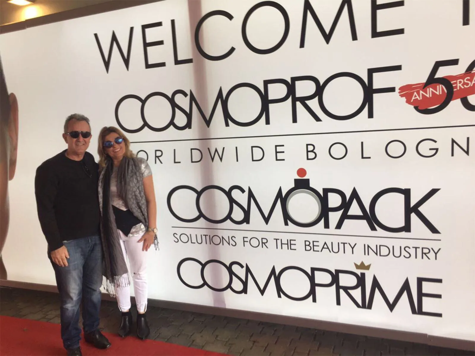 Eveline e Arturo Veloso visitam a maior feira de cosméticos