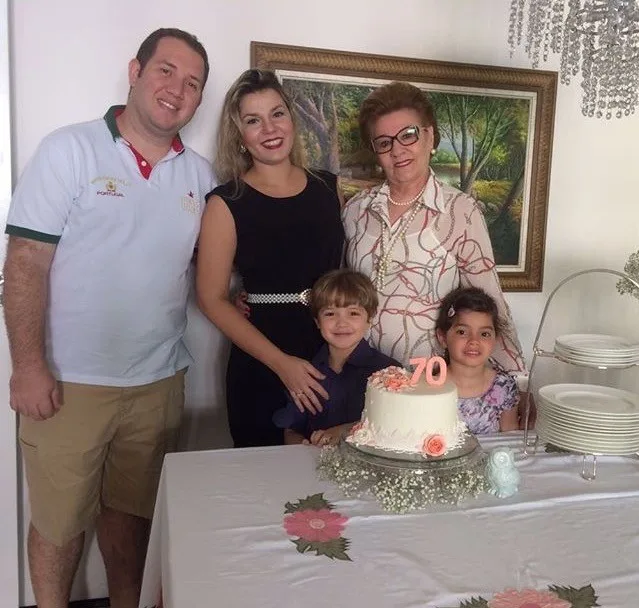 Amélia Barros de Oliveira celebrando