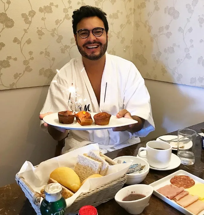Vinicius Machado brindando nova idade