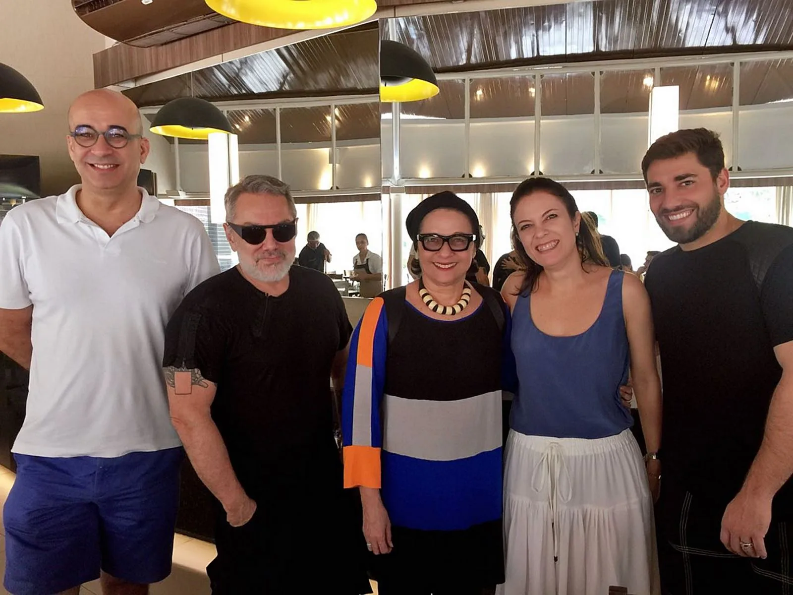 Lino Villaventura encontra amigos em café da manhã