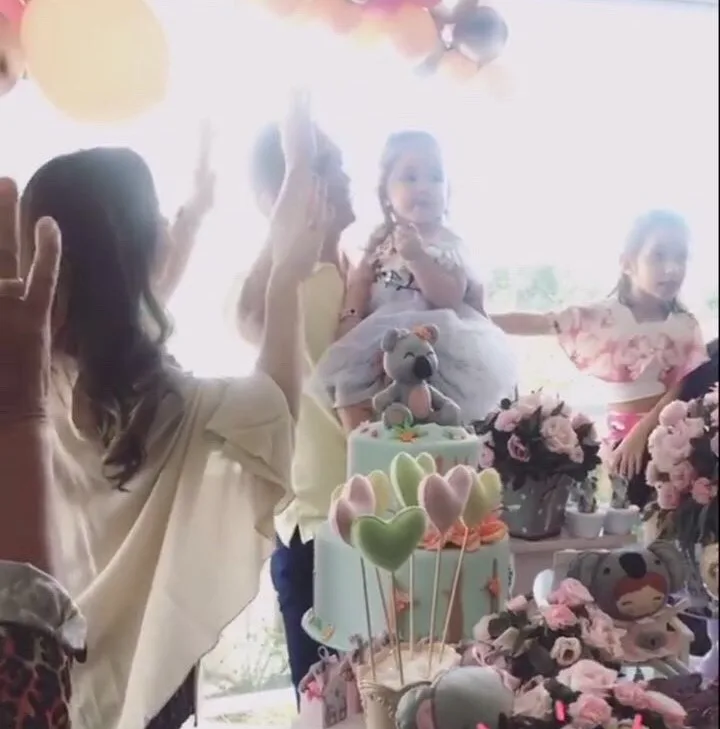 Carol e Marcelo Marfrutas festejam 2 anos da filha