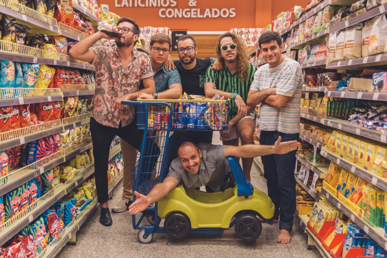 Superbanda embala o Pôr do Sol da Vila Azul do Mar