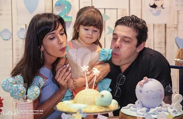 Ingrid Machado e Henrique Mapurunga sopram velinhas da filha
