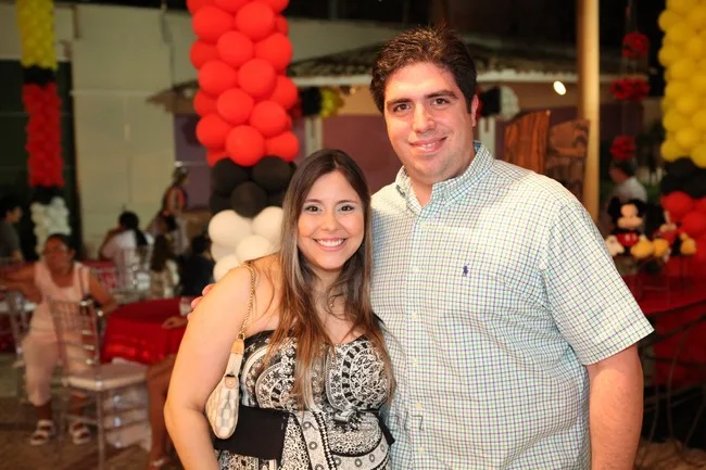 Paula e Julio Figueiredo recebem visita da cegonha