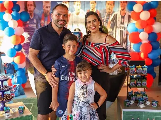 Isa Xavier e Fernando Guanabara sopram velinhas do filho