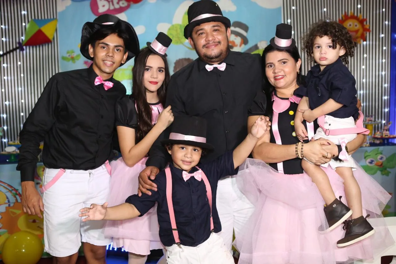 Juliana e Fernando Lima sopram velinhas dos filhos