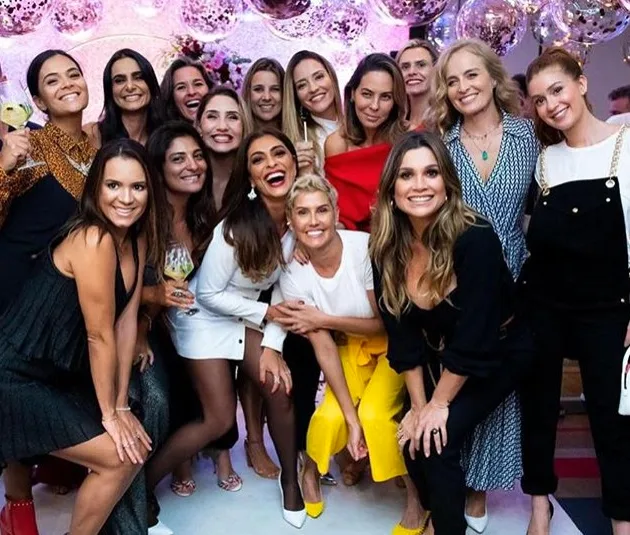 Todas abraçando Juliana