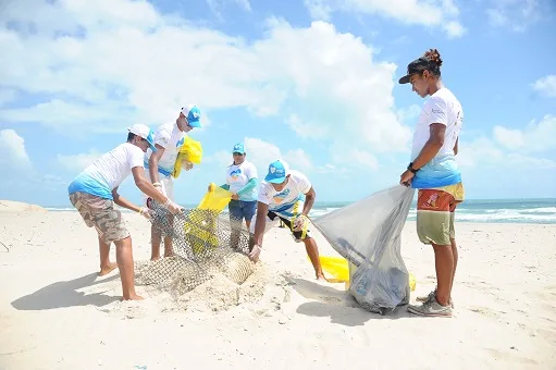 Beach Park e Pordunas realizam mutirão de limpeza na praia