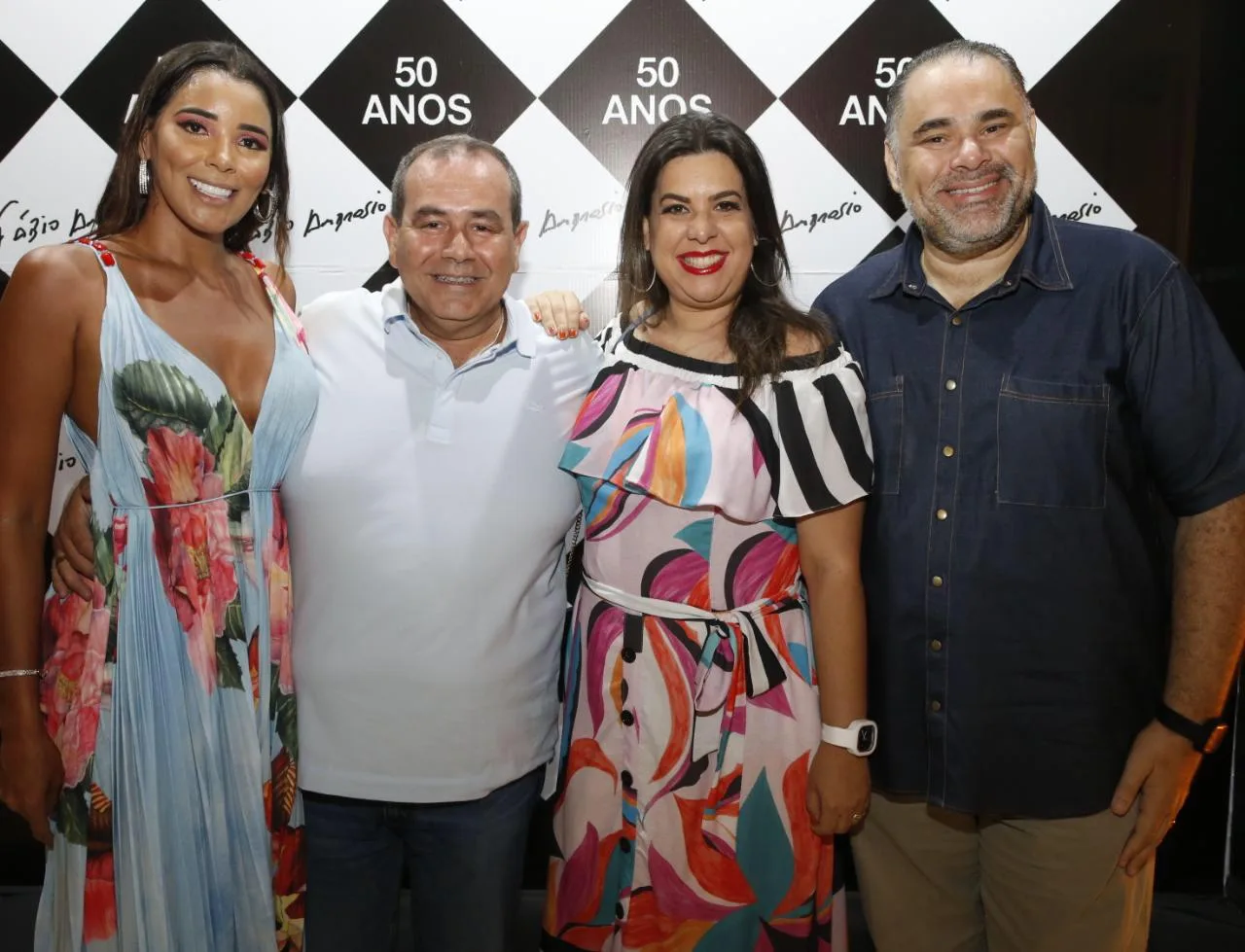 Fábio Ambrósio brinda os 50 anos com festão