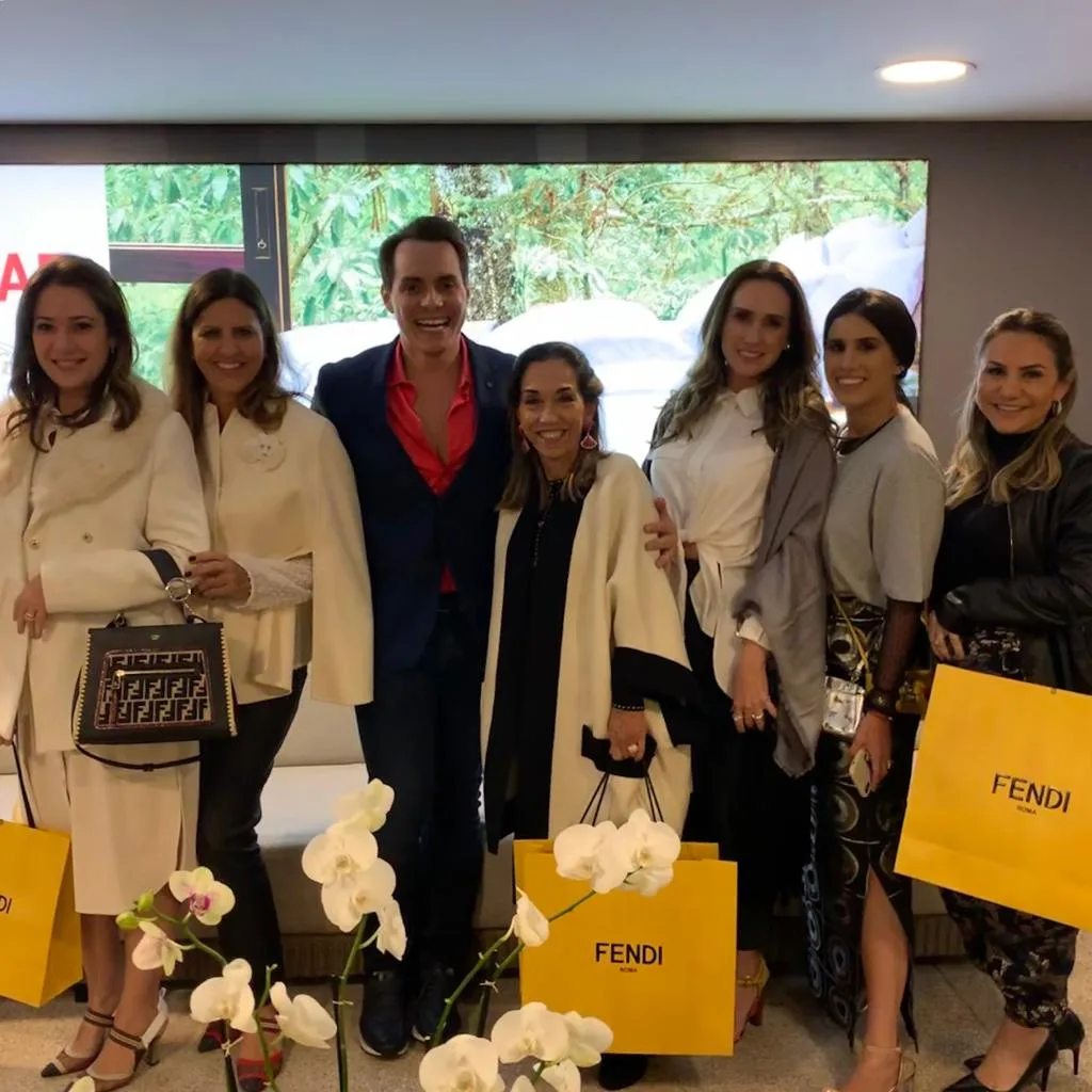 Mulheres em experiência Fendi em São Paulo