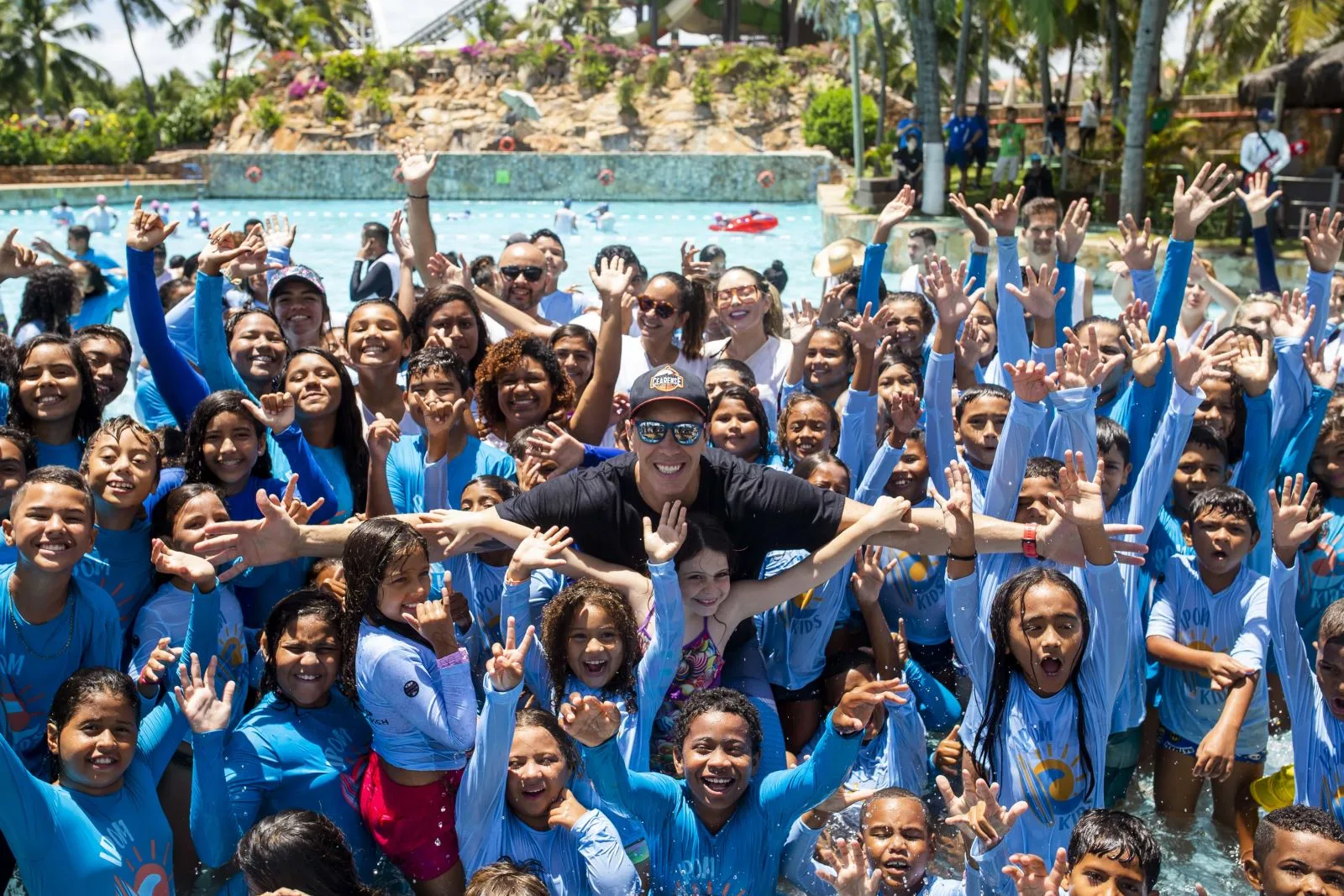 Beach Park recebe 200 crianças e adolescentes do IPOM