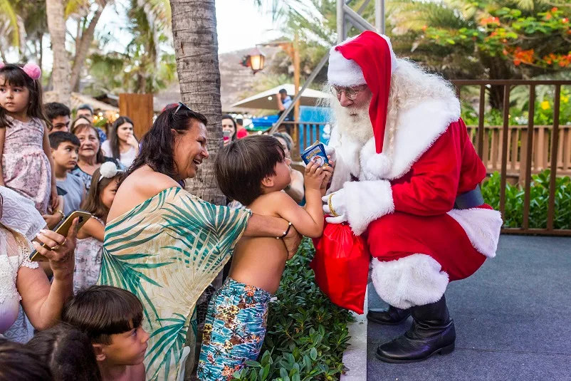 Abertura do Natal Beach Park tem chegada do Papai Noel