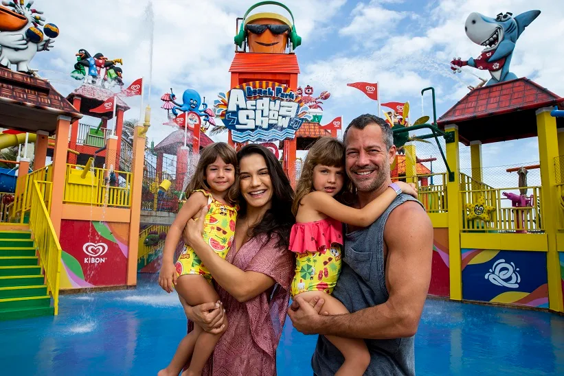Malvino Salvador e Kyra Gracie curtem com filhas no Ceará