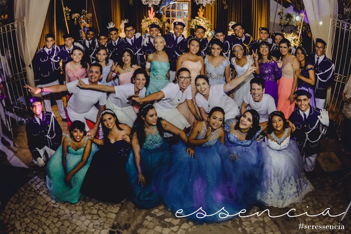 Projeto Essência realiza Baile de Debutantes