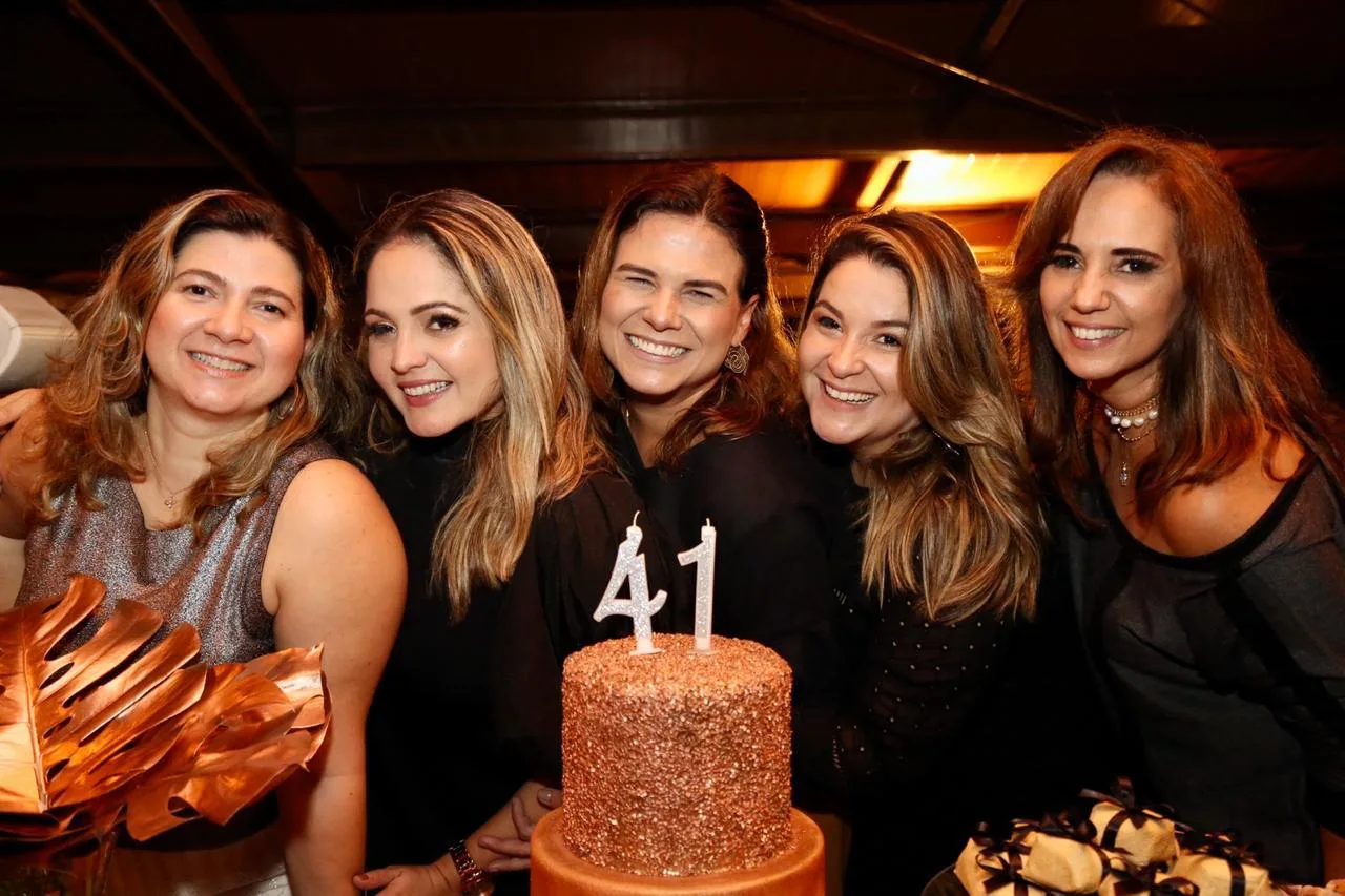 Karina Mota festeja passagem pela folhinha