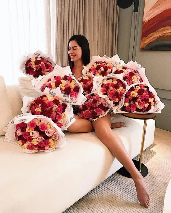 Nicole Pinheiro é surpreendida com quase 1000 rosas
