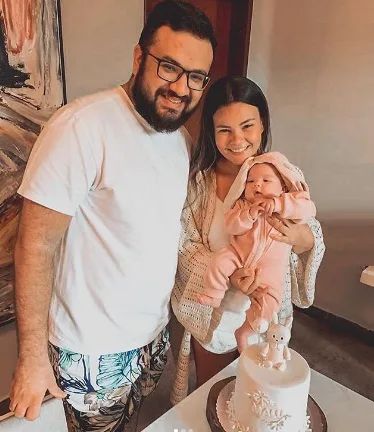 Joana e João Alisson Mendes comemoram mêsversário da filha