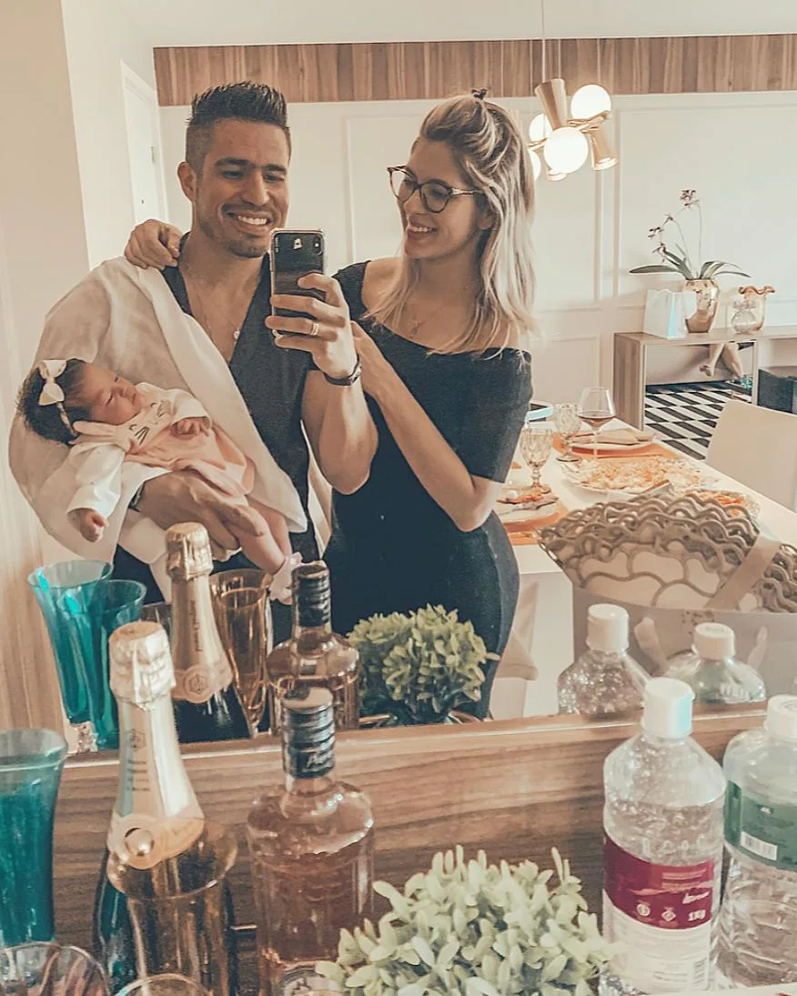 Ivo Brown comemora aniversário com esposa e filha