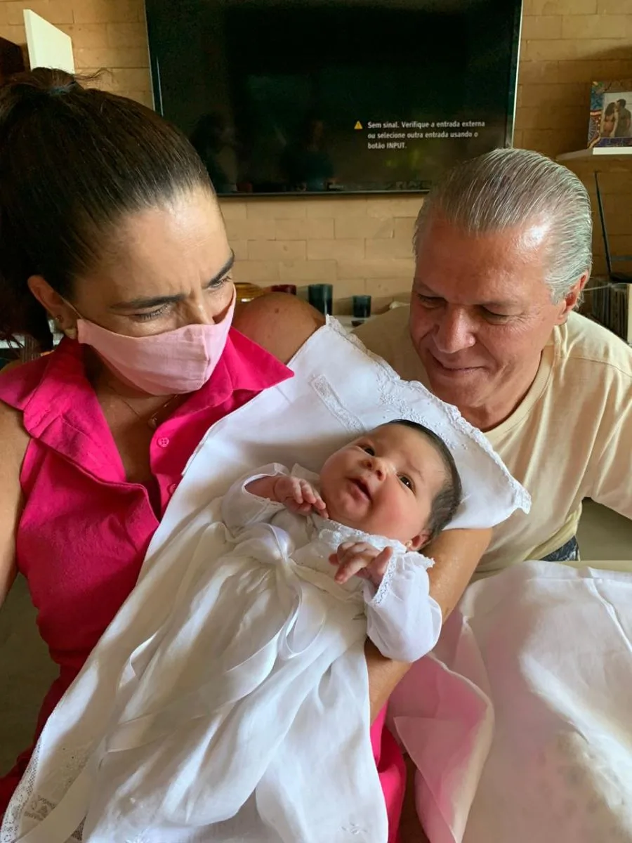 Aline e Italo Magalhães recebem a filha Júlia