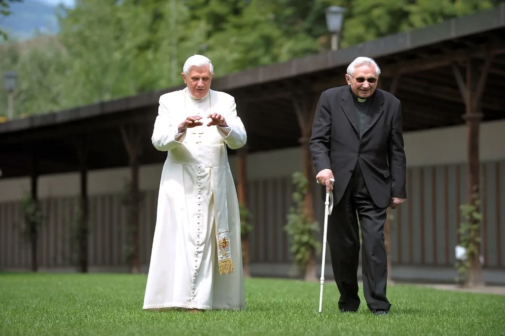 A morte de Georg Ratzinger e a grandeza de seu irmão, o Papa emérito