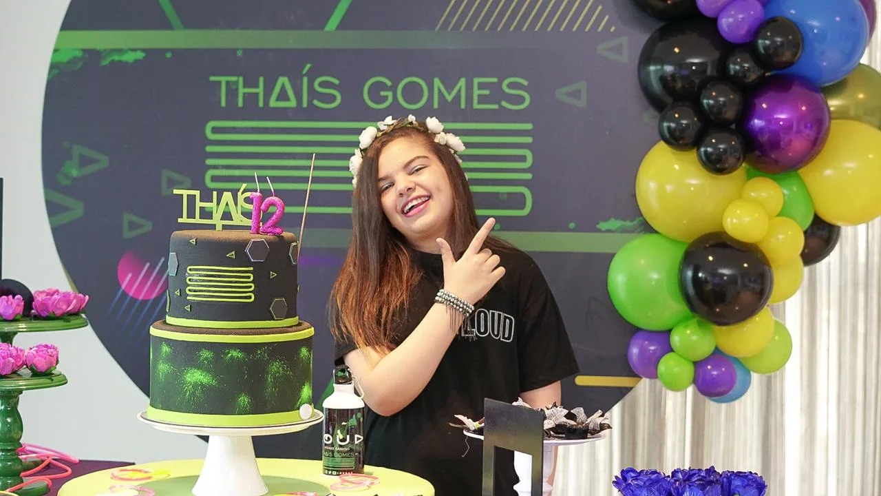 Thaís Gomes festeja seus 12 anos em evento virtual