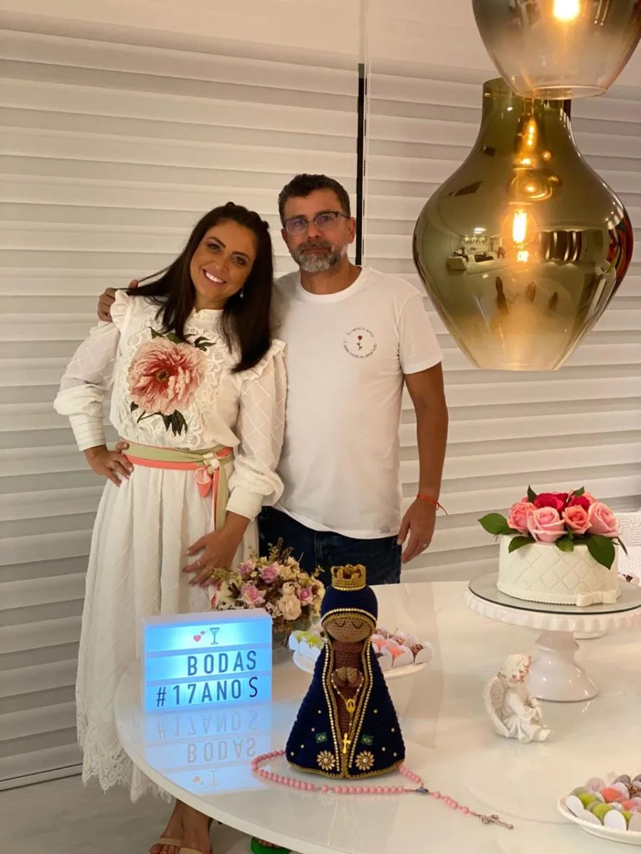 Carla Virgínia Lobato e Wagner Cunha brindaram seus 17 anos de união