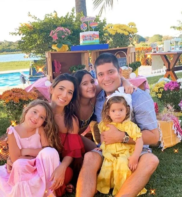 Renata e Leonardo Marinho cantam parabéns para Valentina