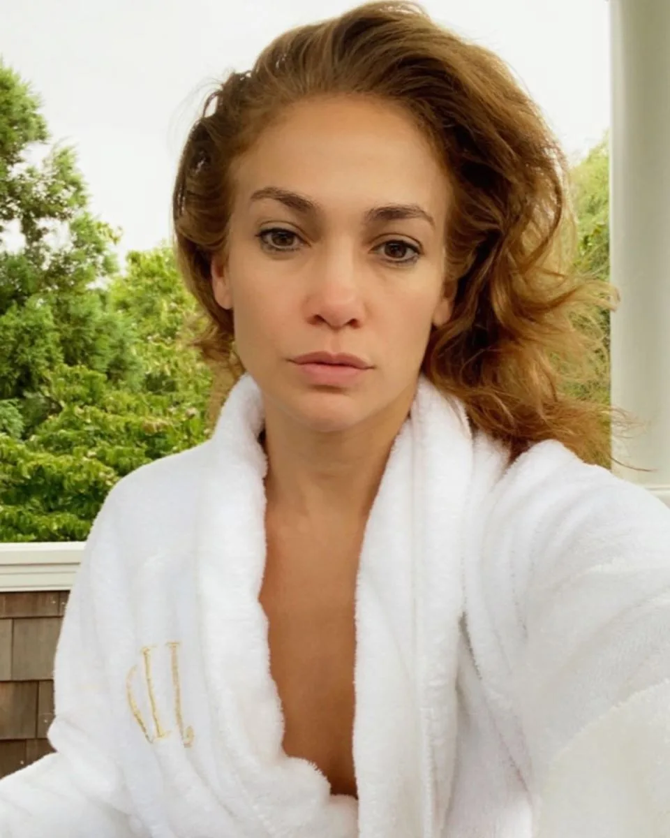 Aos 51 anos, Jennifer Lopez posa ao acordar