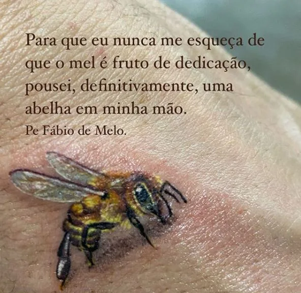 Padre Fábio de Melo faz tatuagem na mão