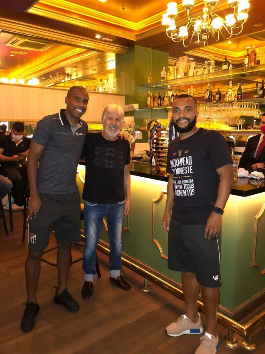 Restaurante Paris 6 recebe o time Vozão em comemoração ao bicampeonato da Copa do Nordeste