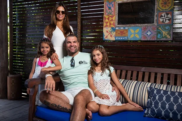 Maurício Shogun descansa com a família no Beach Park