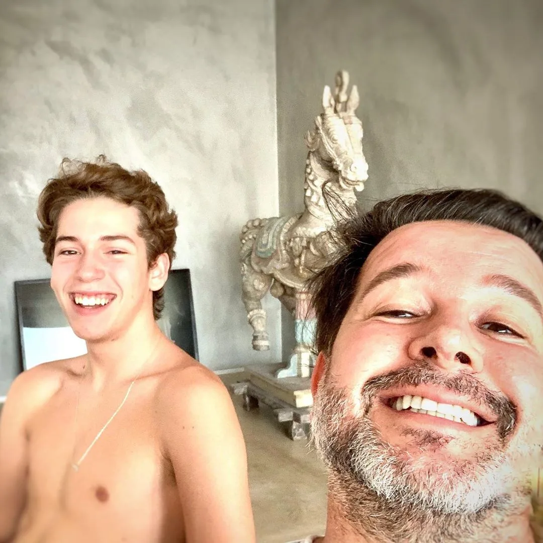 Ator Murilo Benício posa ao lado de filho caçula em foto no Instagram