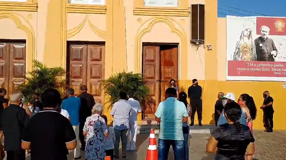 Devotos de Padre Cícero rezam diante de Igreja fechada