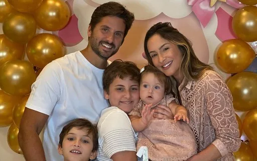 “Chá da Bela”: cantora Claudia Leitte celebra primeiro ano de filha caçula